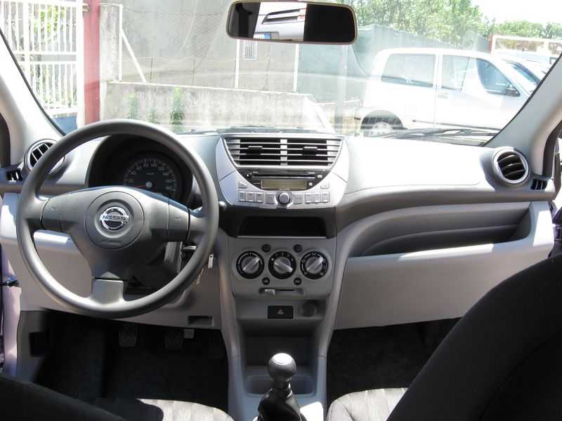 La plancia della Nissan Pixo. Il cruscotto della nuova Pixo.